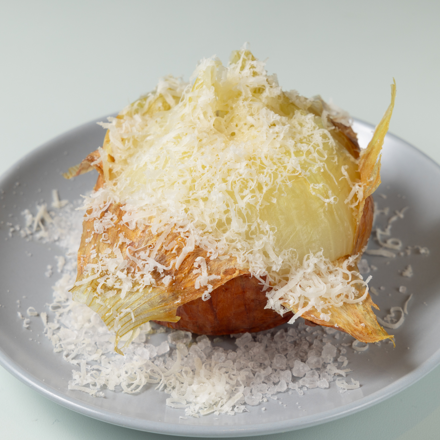 - 3月の旬菜 -<br />
新玉ねぎのオーブン焼き グラナパダーノ掛け