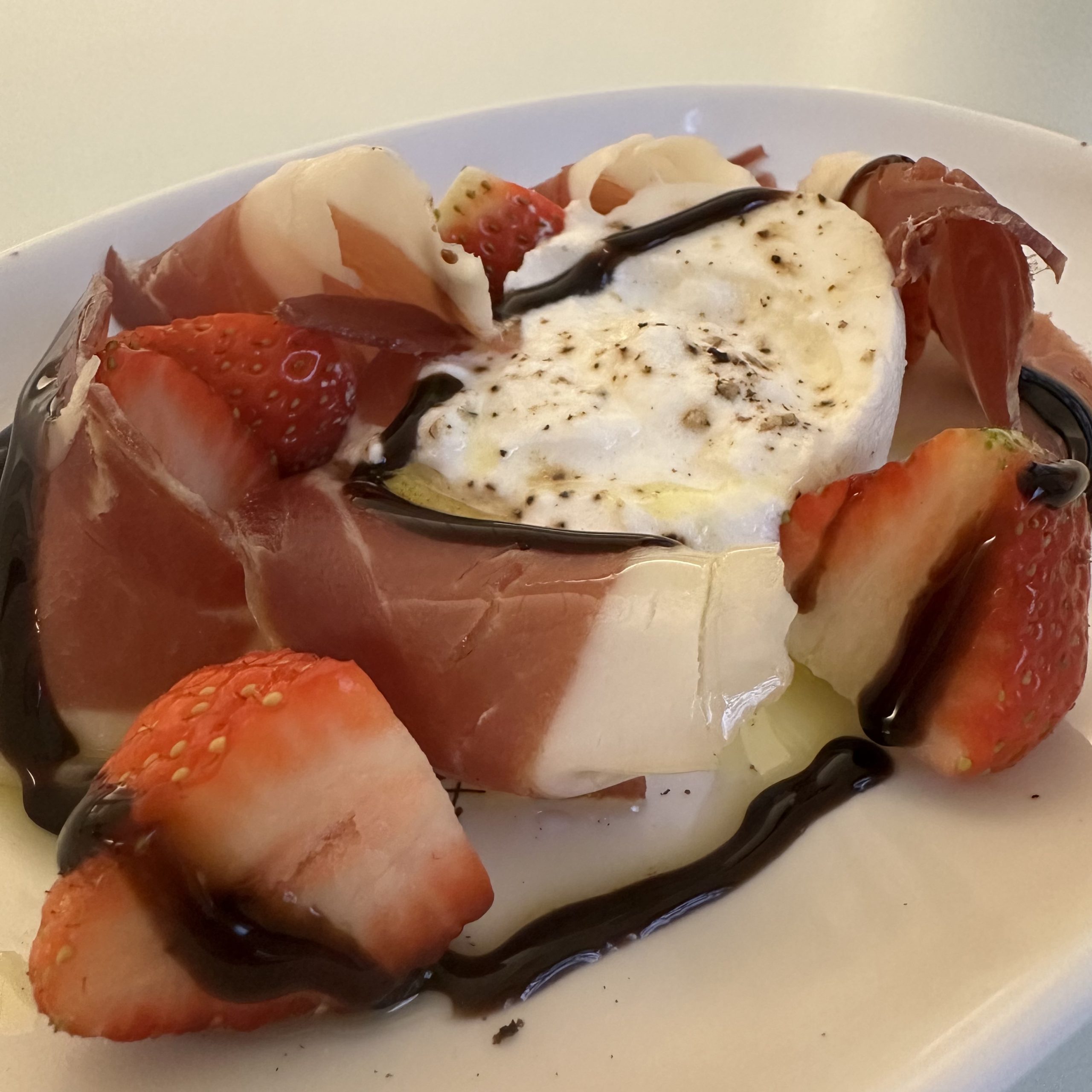 - 12月の旬菜 -<br />
ブッラータチーズと生ハム<br />
季節のフルーツのサラダ