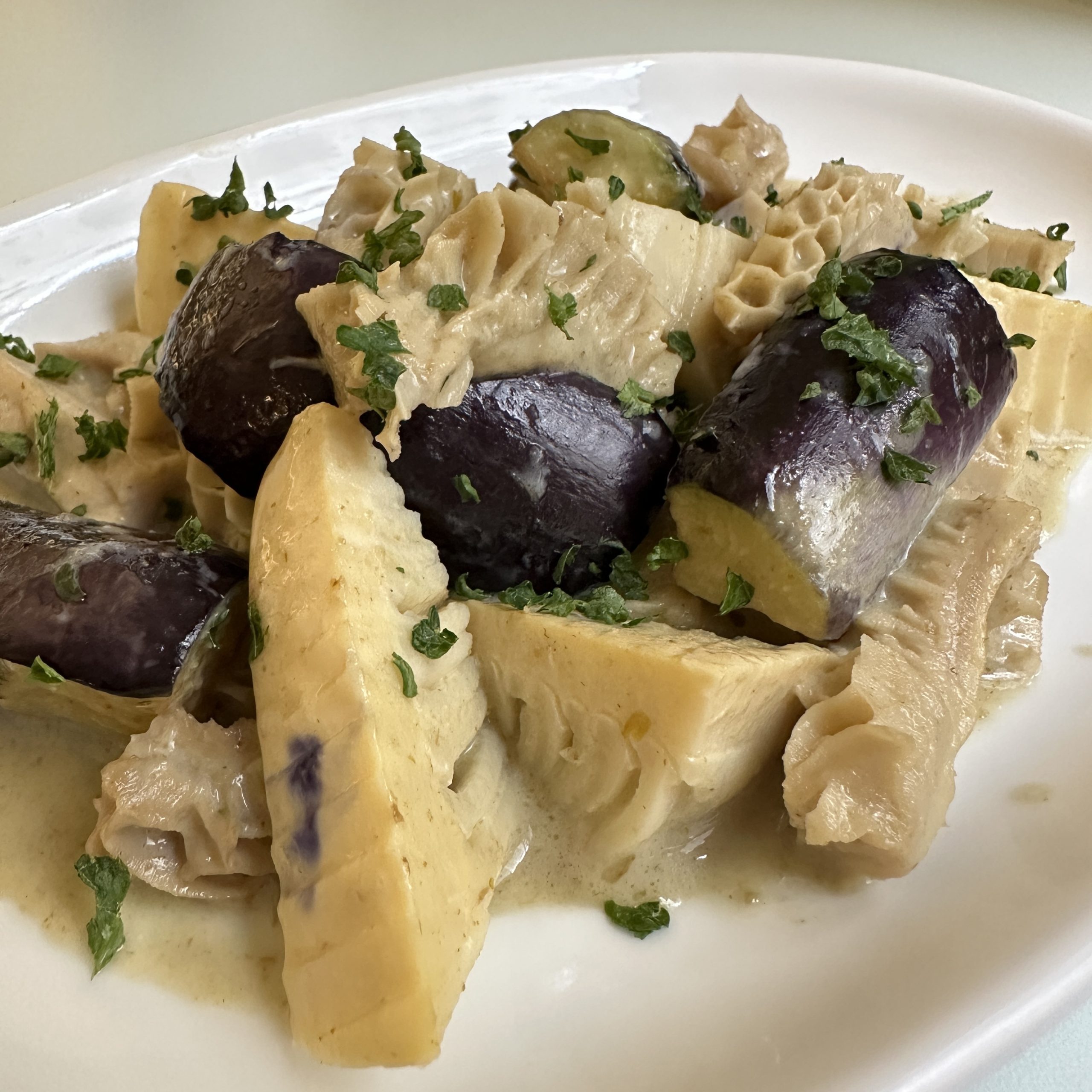 - 1月の旬菜 -<br />
牛トリッパのグリーンカレー煮込み