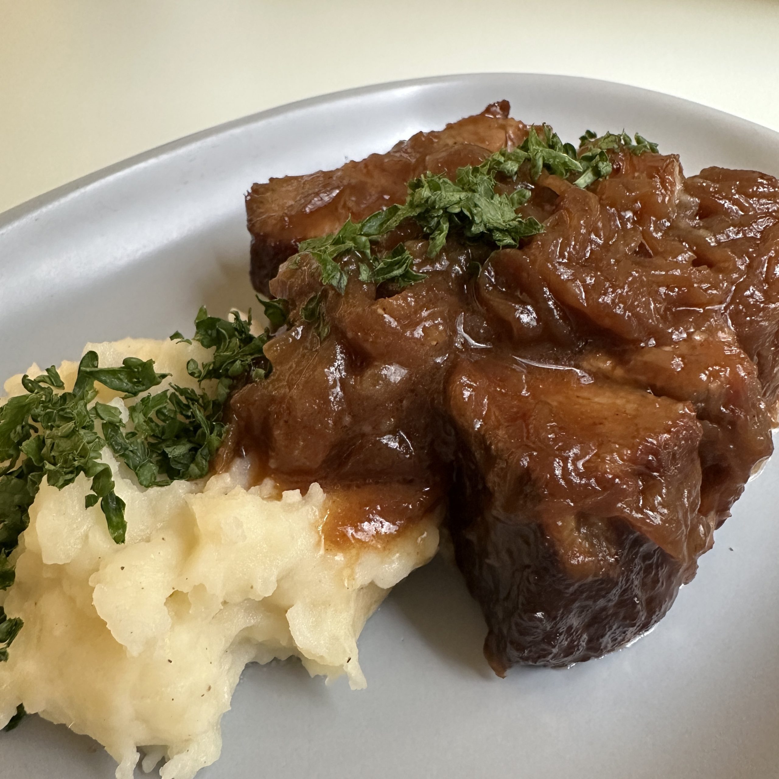 - 1月の旬菜 -<br />
豚肩ロース肉のビール煮込み