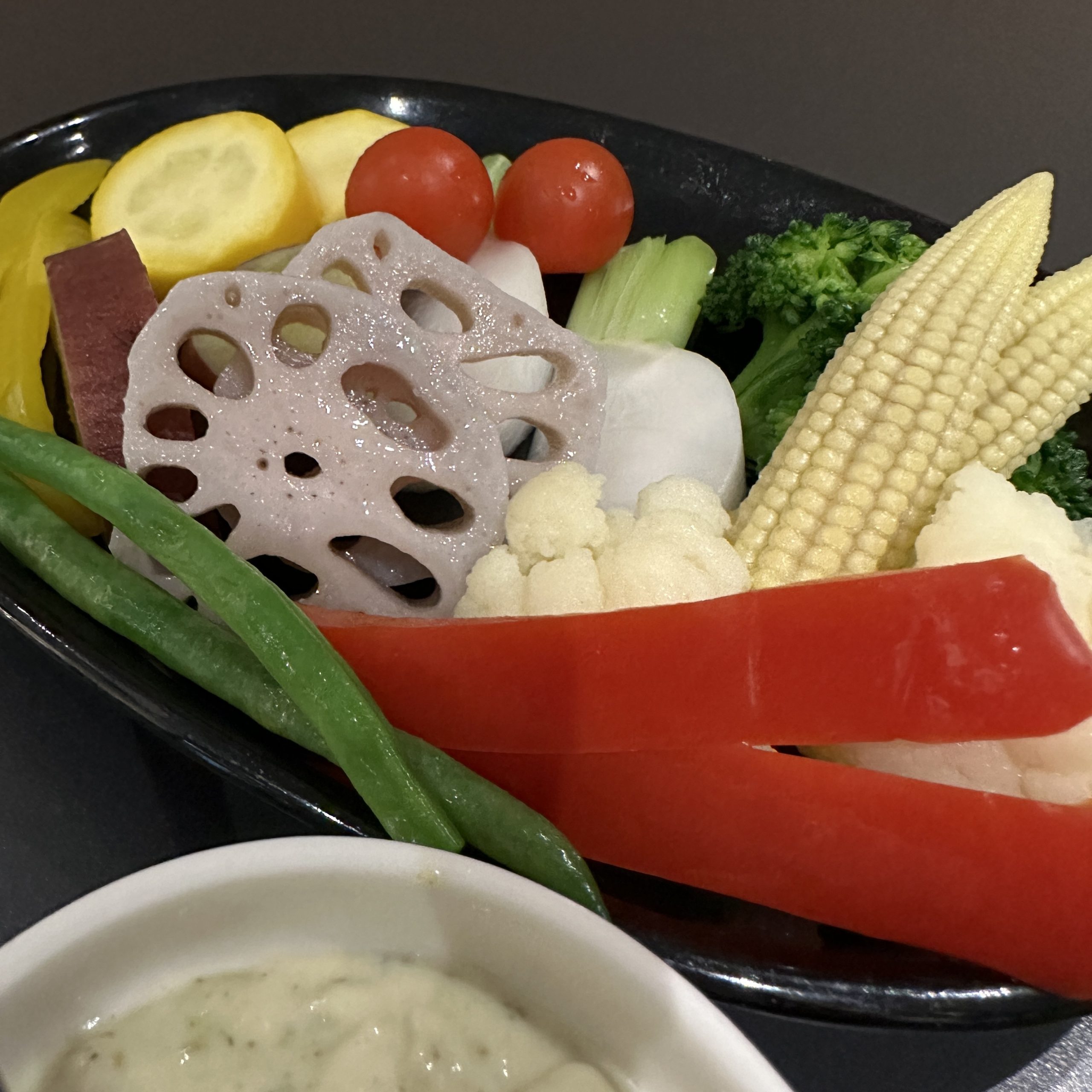 - 2月の旬菜 -<br />
彩り温野菜アンチョビとハーブのソース