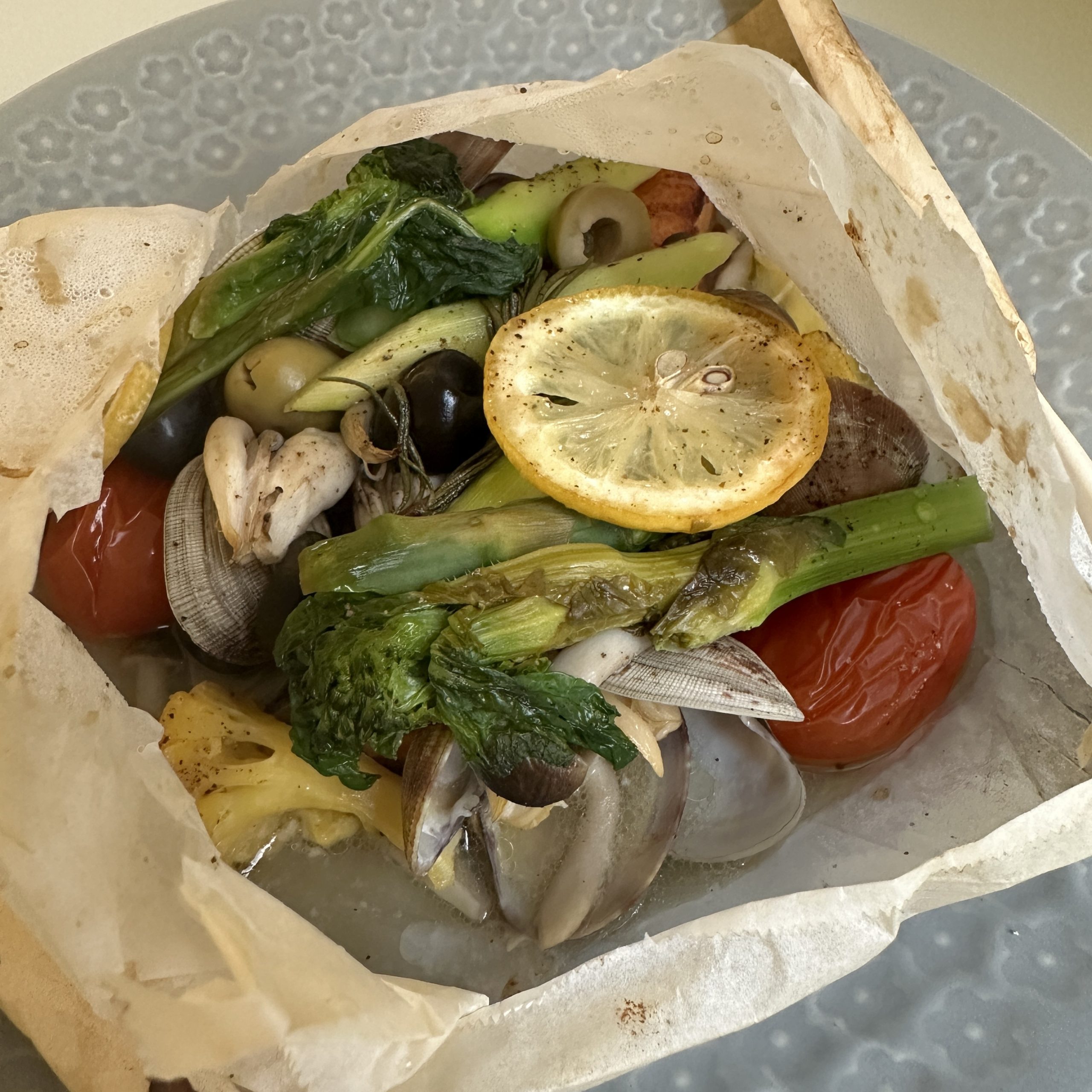 - 3月の旬菜 -<br />
ノルウェーサーモンと春野菜の紙包み焼き