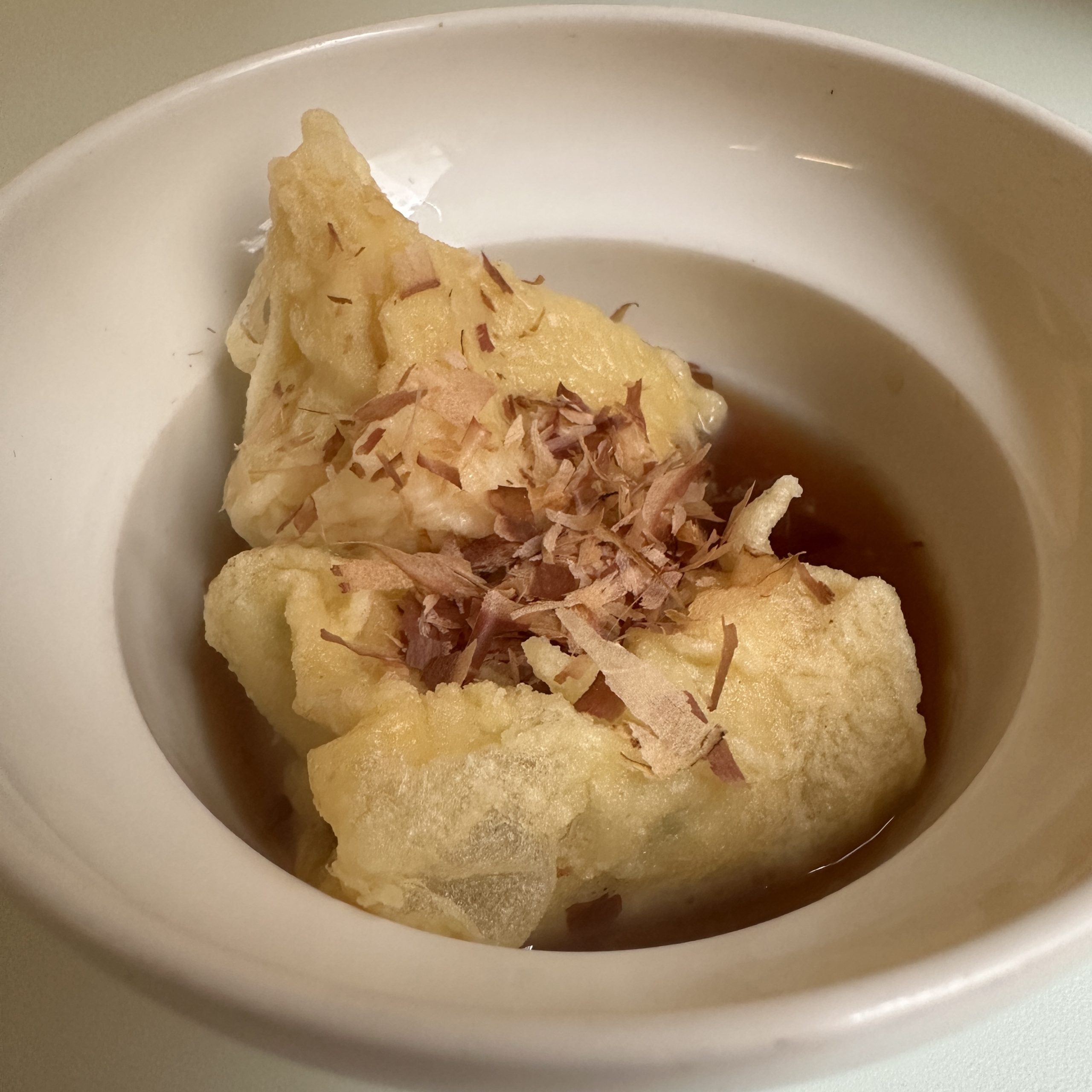 - 3月の旬菜 -<br />
モッツァレラチーズと大葉の湯葉包み揚げ