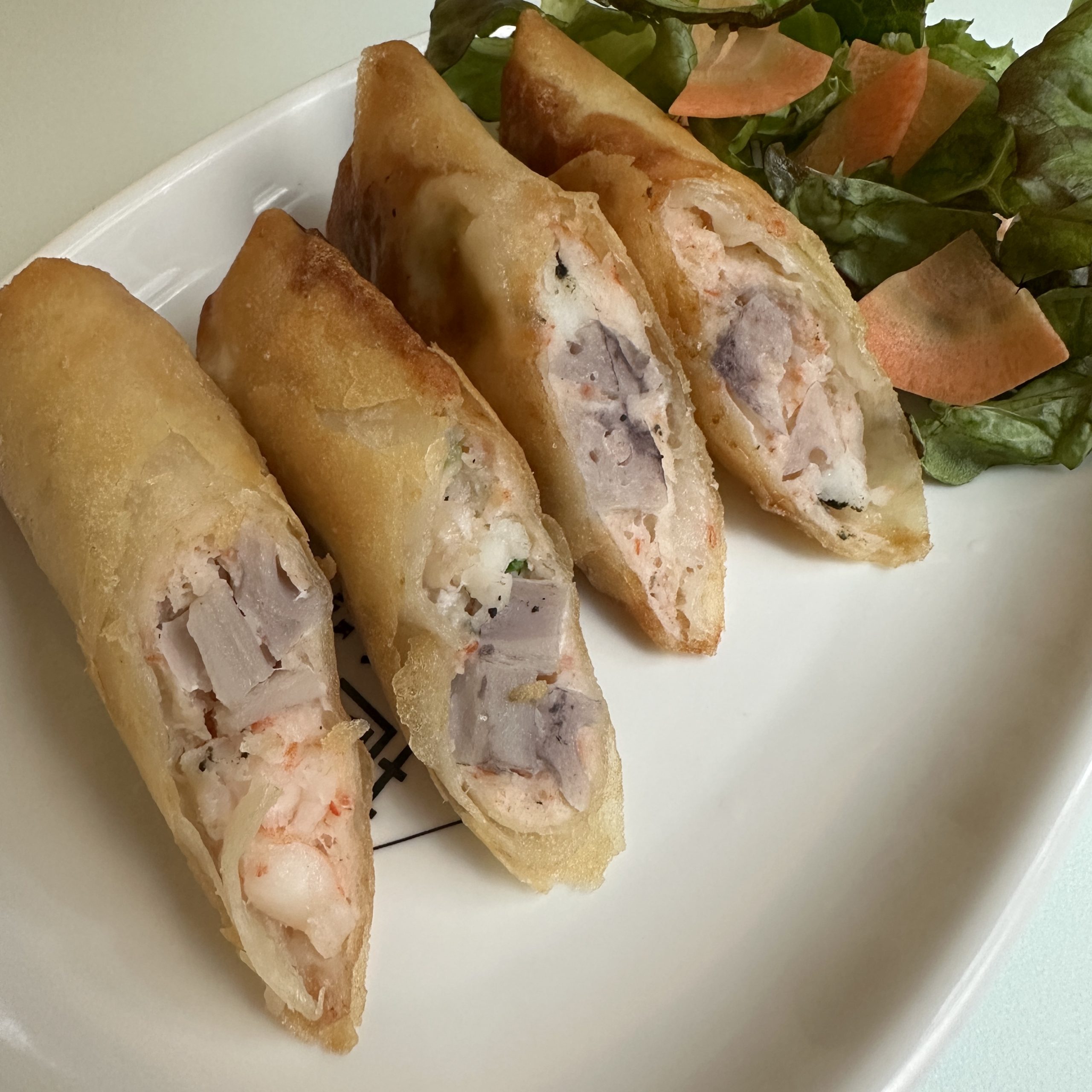 - 3月の旬菜 -<br />
海老と蓮根、グリーンアスパラの春巻き