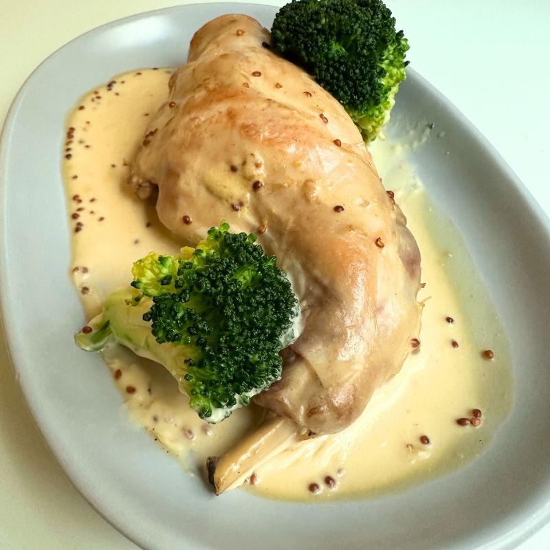 - 4月の旬菜 -<br />
ウサギもも肉のフリカッセ粒マスタードソース