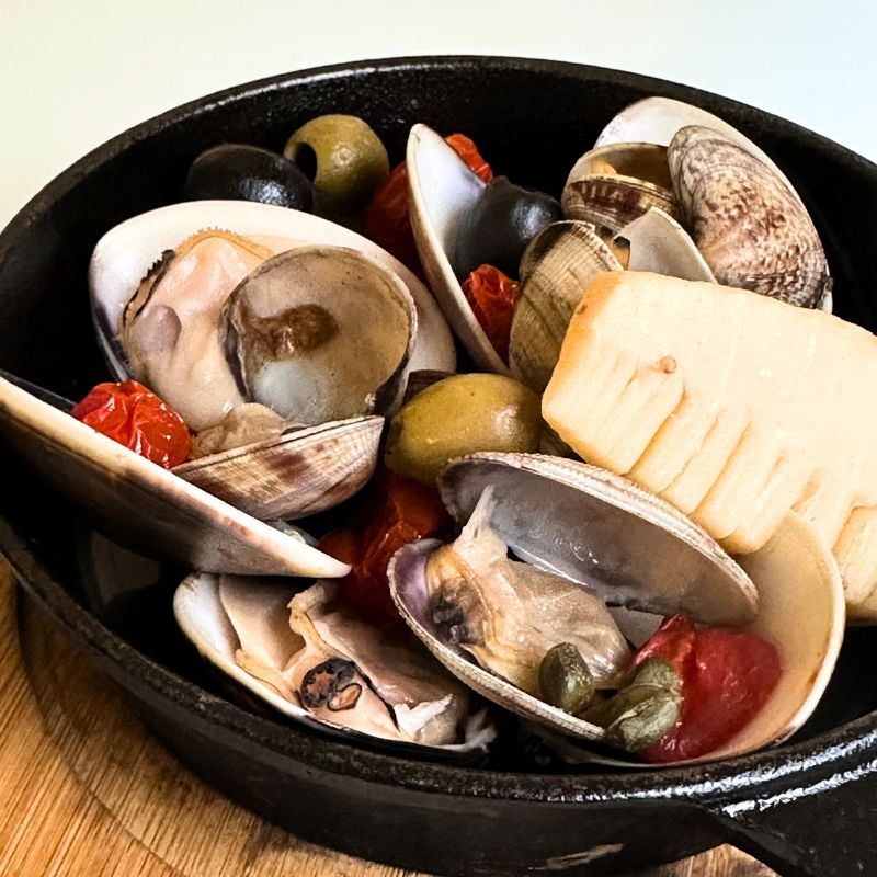 - 4月の旬菜 -<br />
ハマグリと浅利、タケノコのアクアパッツァ