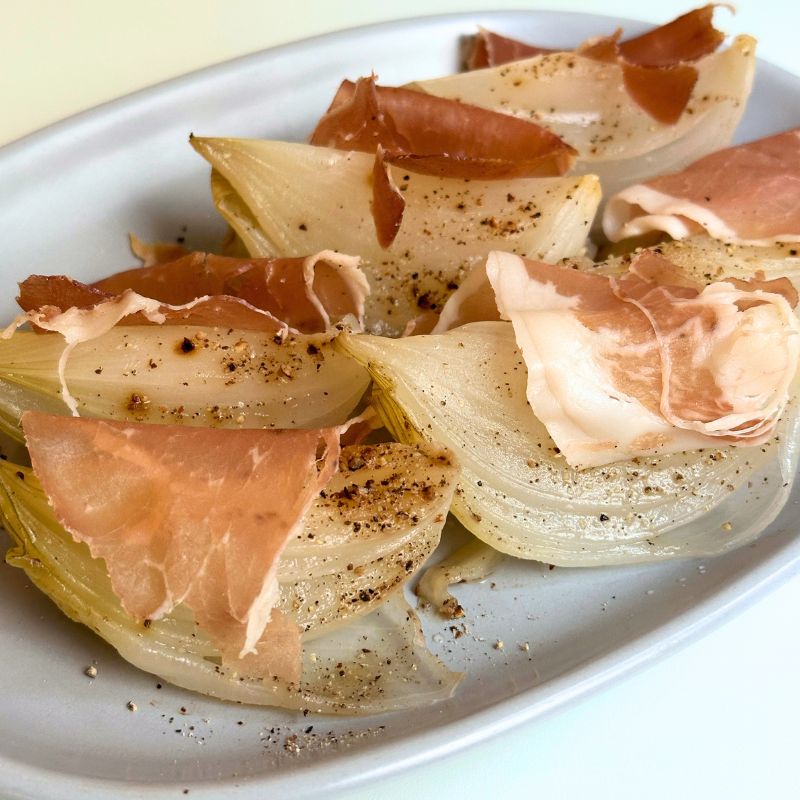 - 4月の旬菜 -<br />
新玉ねぎの丸ごとオーブン焼き生ハム添え