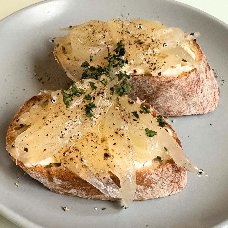 - 4月の旬菜 -<br />
生シラスとクリームチーズのクロスティー二