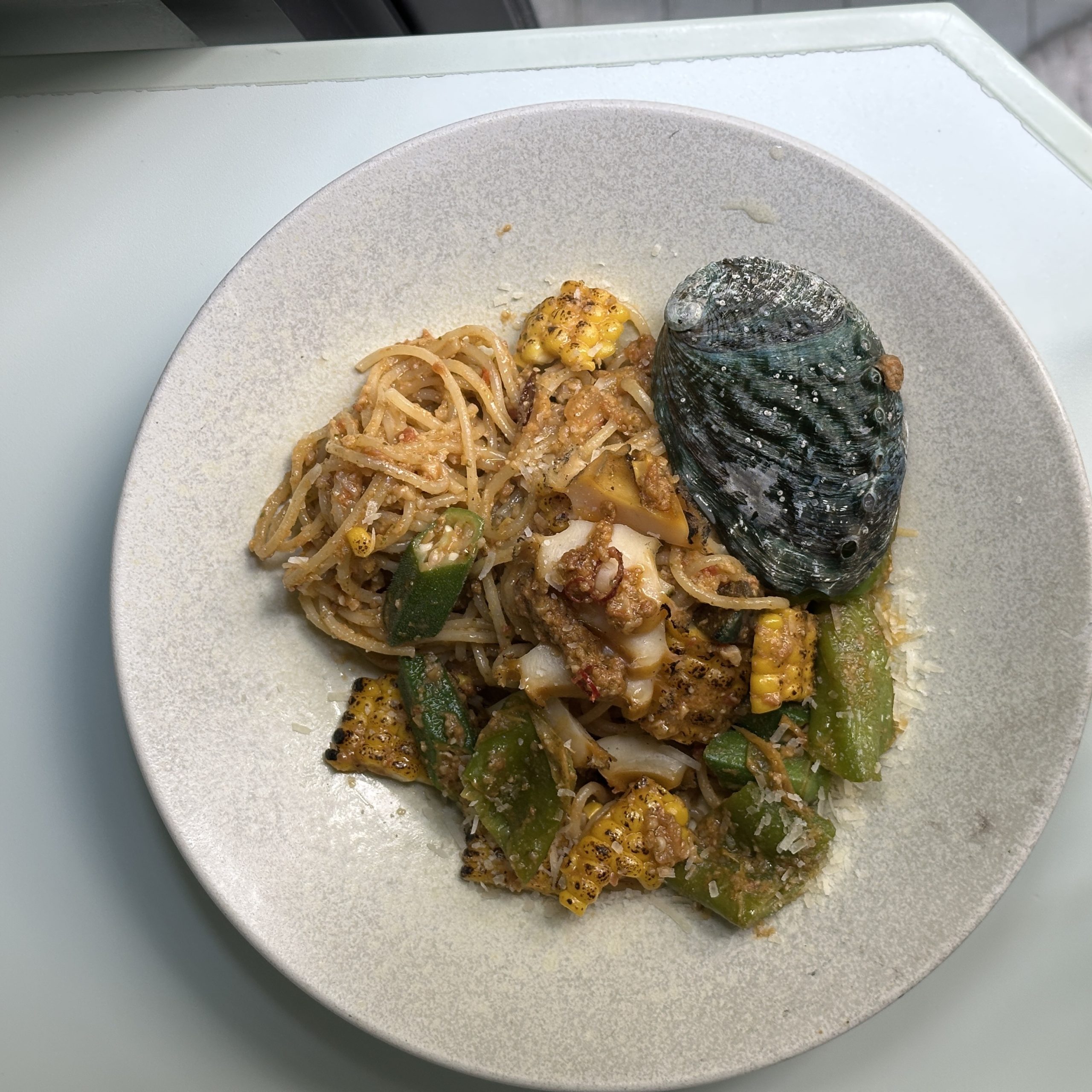 - 8月の旬菜 -<br />
活け鮑(あわび)のトラパネーゼ、夏野菜とともに