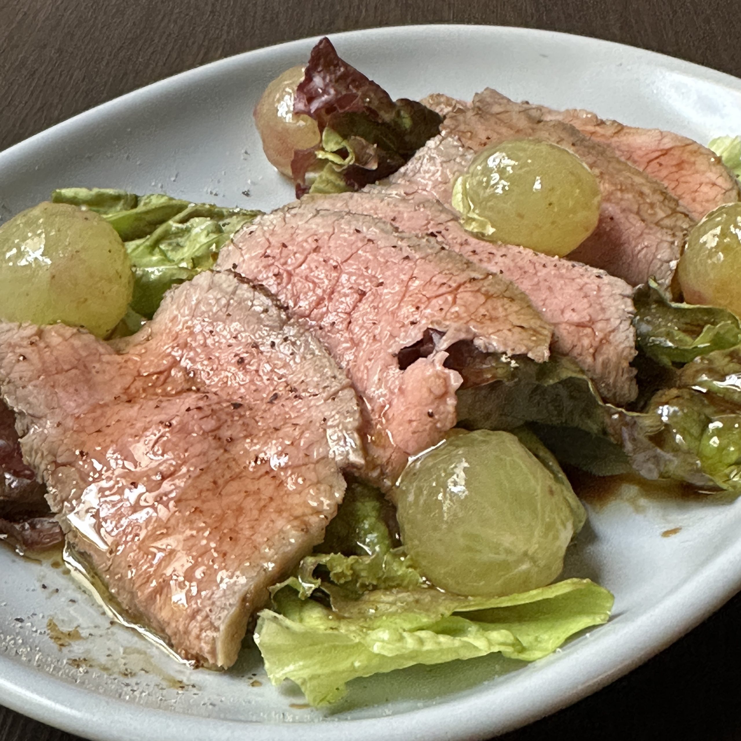 - 9月の旬菜 -<br />
ローストビーフとブドウのサラダ柚子胡椒ヴィネグレット
