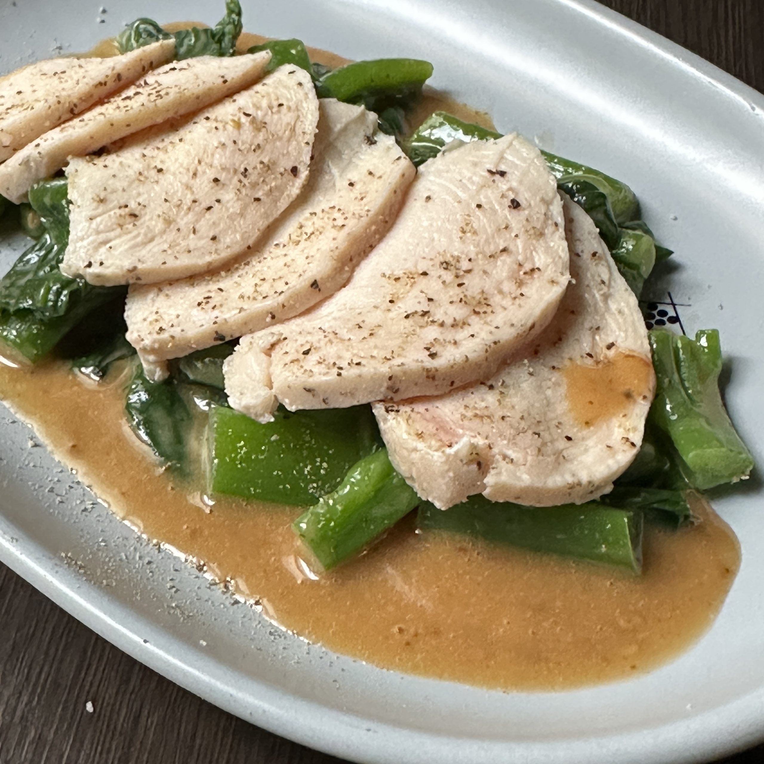 - 9月の旬菜 -<br />
鶏ハムとツルムラサキの胡麻ソース