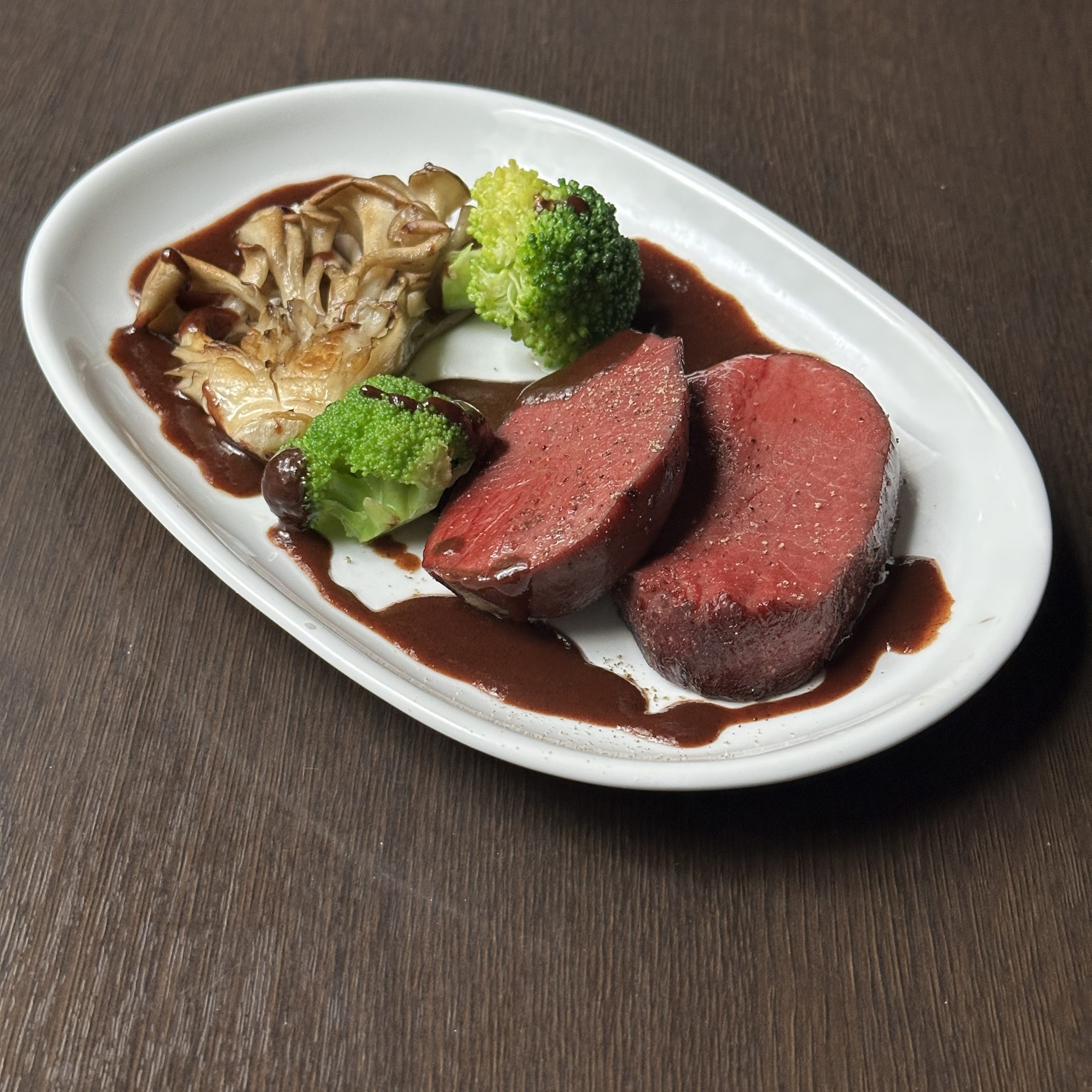 - 10月の旬菜 -<br />
鹿肉のロースト ソースポワブラード